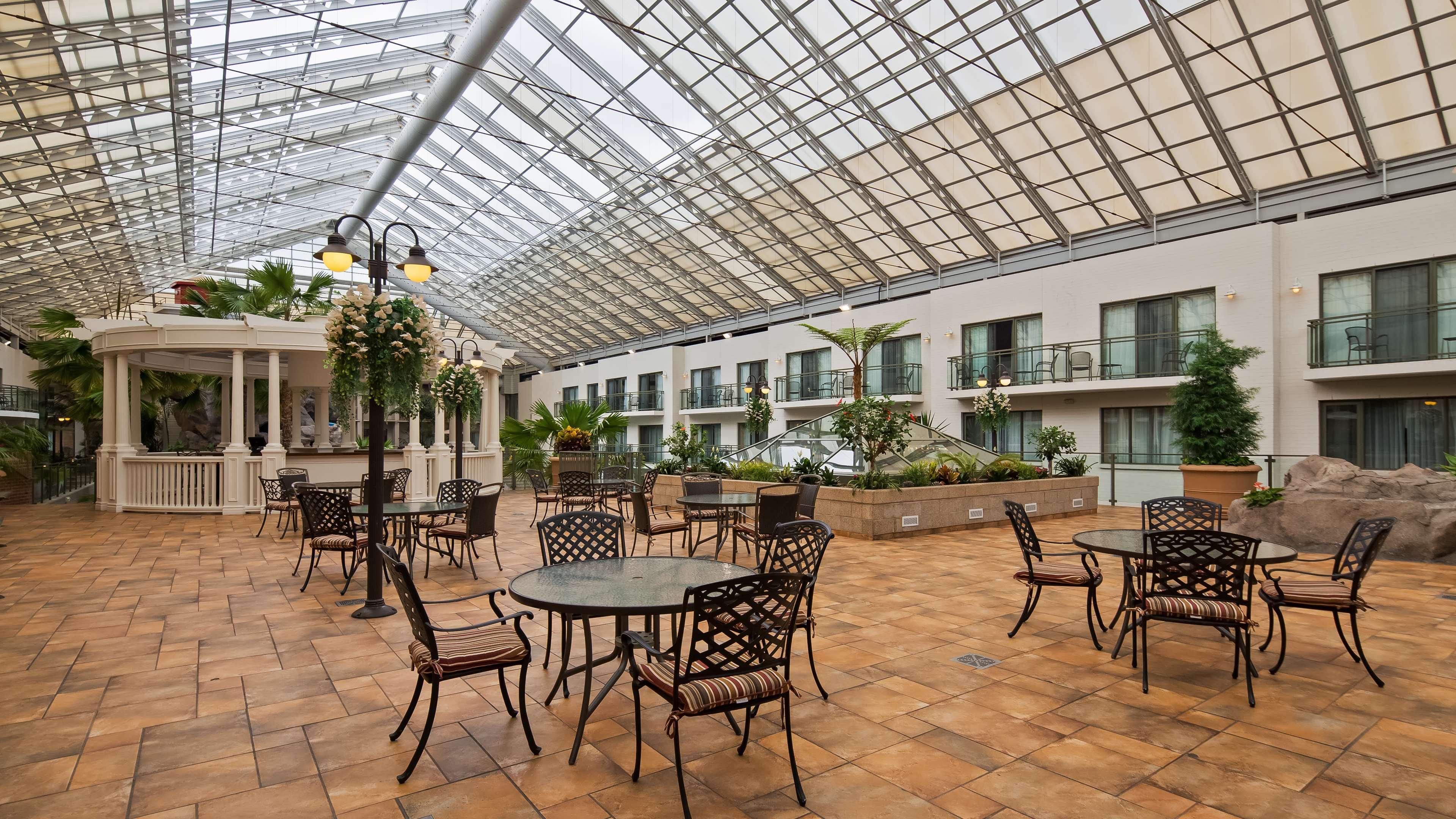 Best Western Plus Lamplighter Inn & Conference Centre Лондон Екстериор снимка