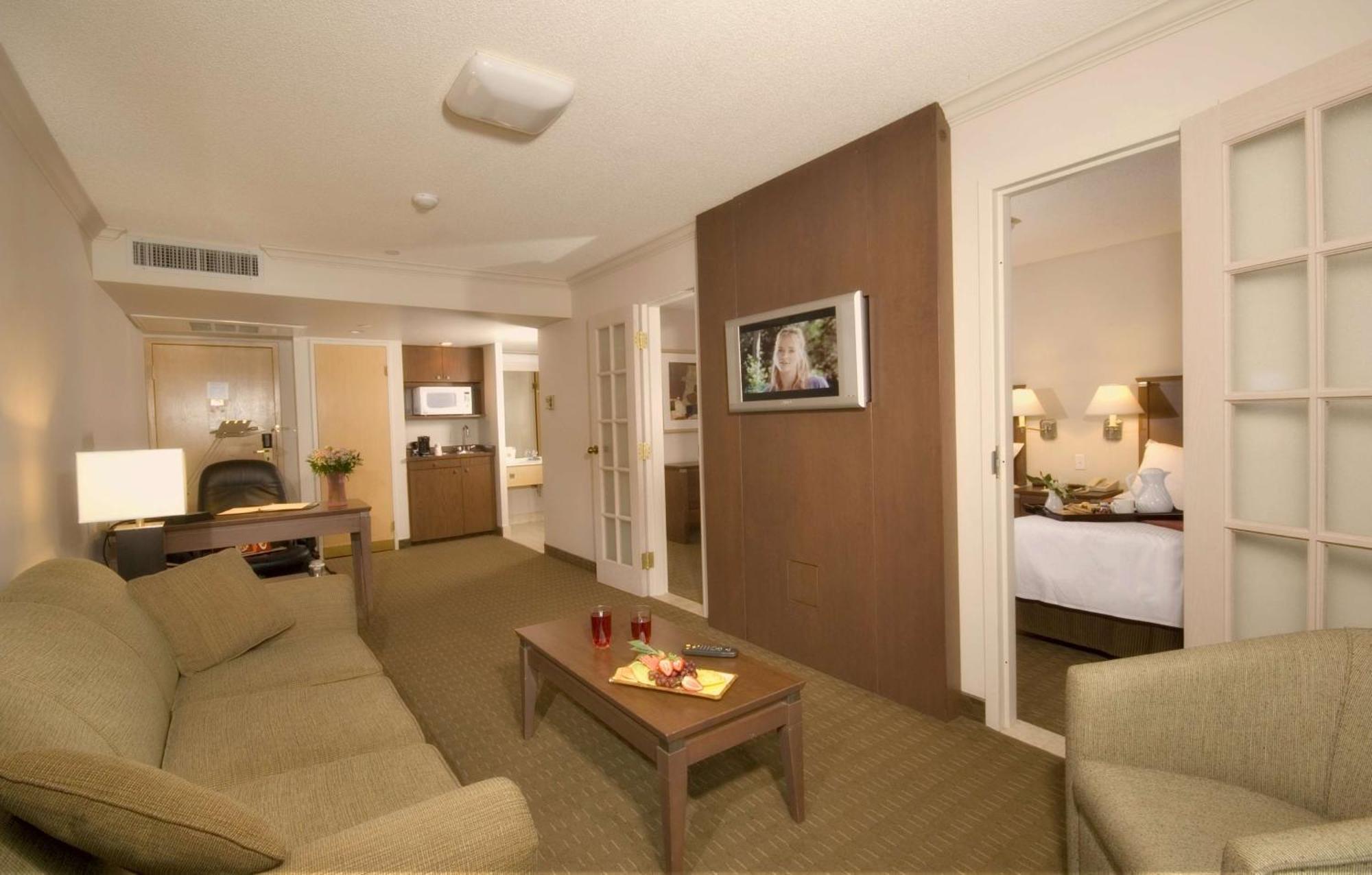Best Western Plus Lamplighter Inn & Conference Centre Лондон Екстериор снимка